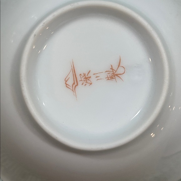 Fukagawa Porcelain Kotobuki Akae plum-blossom shaped bowls - Picture 6 of 11